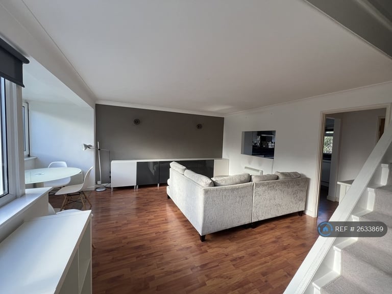 2 bedroom flat in Glebe Court, Guildford, GU1 (2 bed) (#2633869)