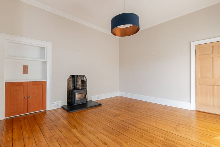 Incredible, 2 bedroom, 2nd floor property north of Edinburgh’s New Town – available November