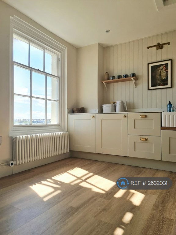 1 bedroom flat in Trinity Square, Margate, CT9 (1 bed) (#2632031)