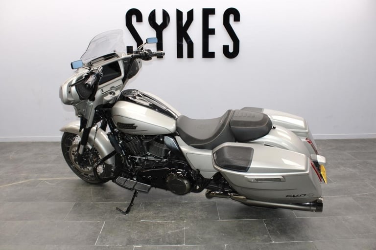 2023 Harley-Davidson FLHXSE CVO Street Glide in Dark Platinum