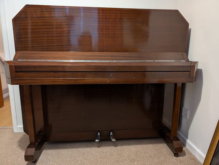 Upright piano