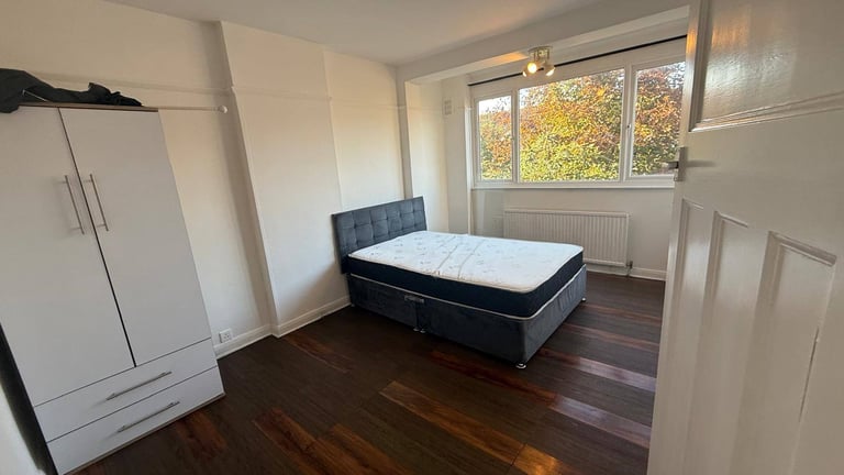 Spacious 4-Bedroom House with 2 Bathrooms in NEW MALDEN