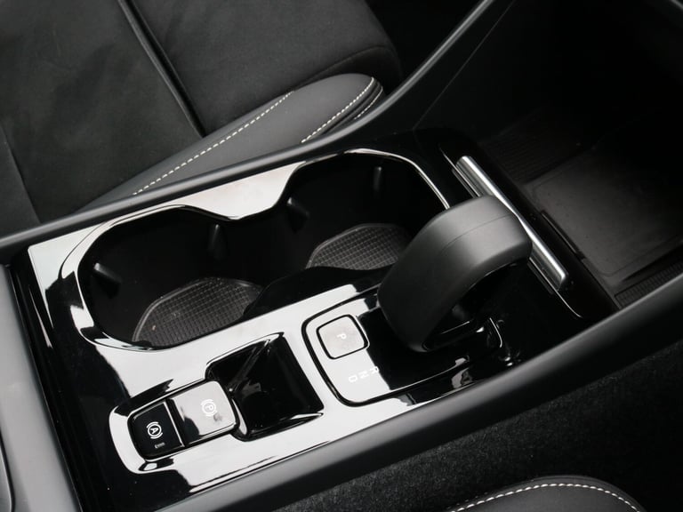 2024 Volvo XC40 Plus Dark B4 (197 hp) ESTATE Petrol/Electric Hybrid Automatic