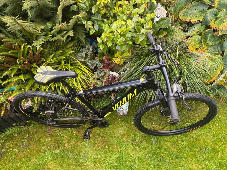 Mens mountain bike (like new) like carrera 