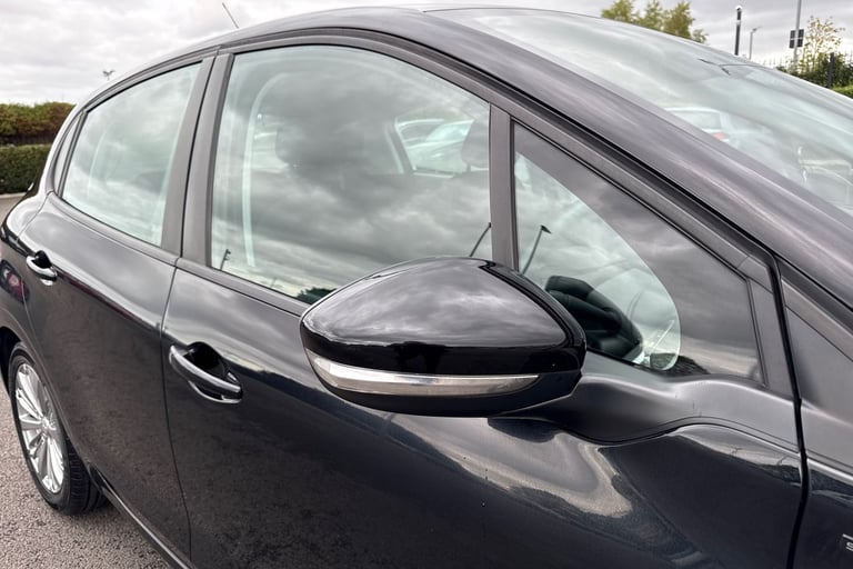 2019 Peugeot 208 1.2 PureTech Signature Euro 6 (s/s) 5dr Hatchback PETROL Manual