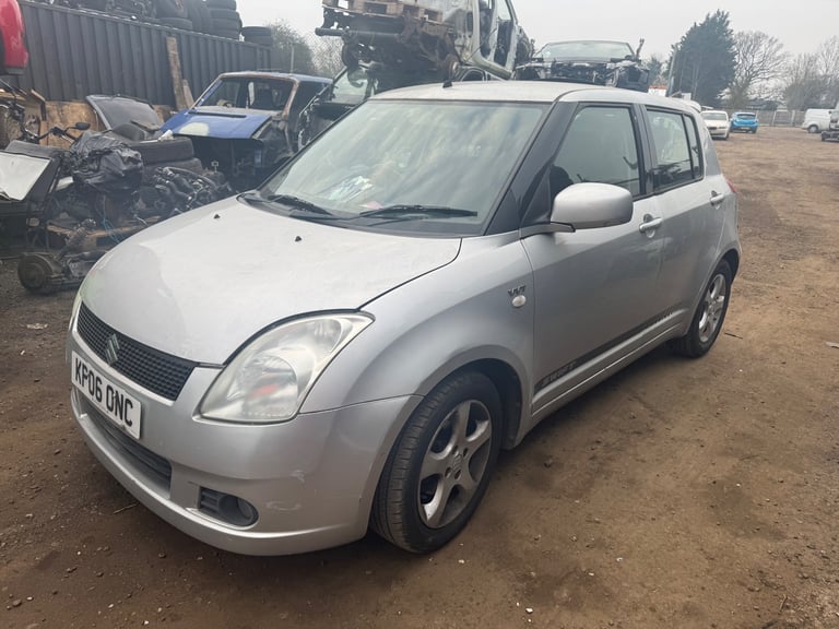 Suzuki swift 1.3 automatic 2006 silver BREAKING FOR PARTS 