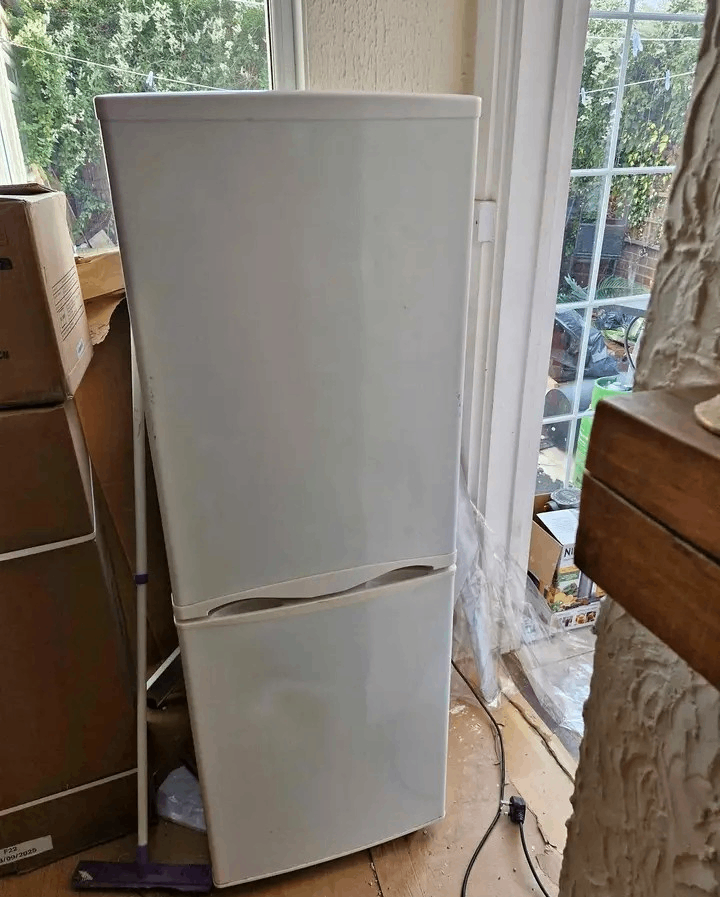 White frost free fridge freezer+good working order+DELIVERY 
