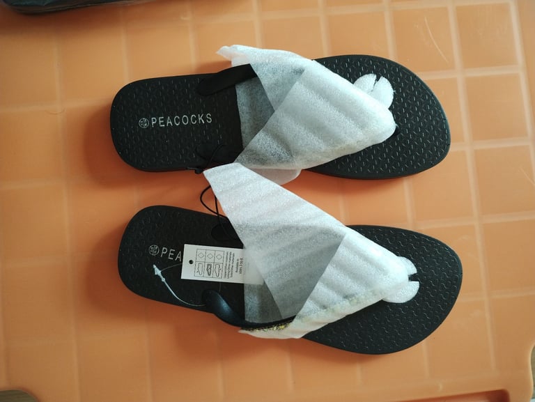2 pairs of Peacock brand new women's slippers. Size 5-6