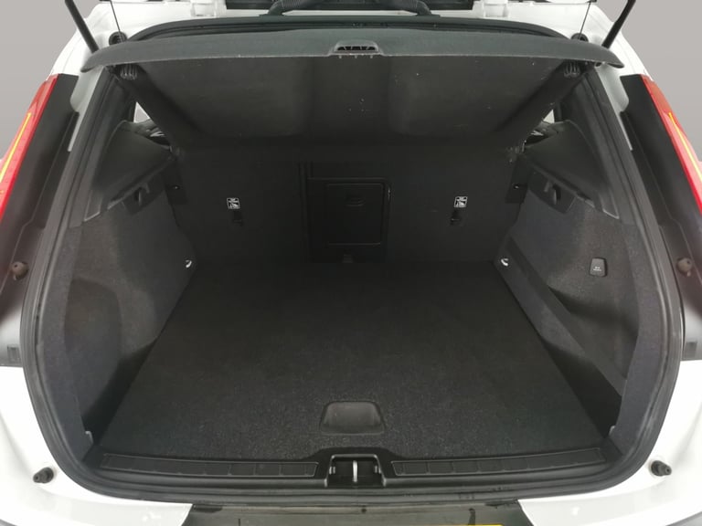 2020 Volvo XC40 1.5 T3 Momentum SUV 5dr Petrol Auto Euro 6 (s/s) (163 ps) - SENSUS SAT NAV  Suv P...