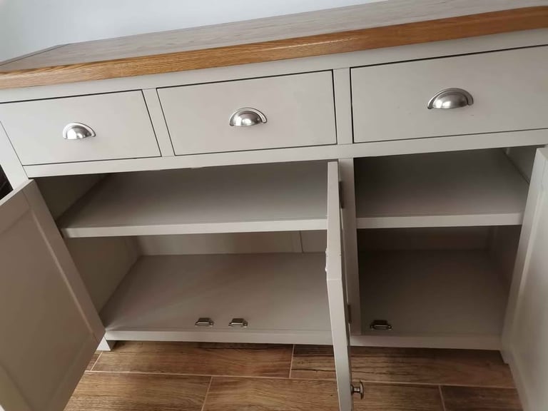 CAN DELIVER - SOLID OAK SIDEBOARD IN VERY GOOD CONDITION 