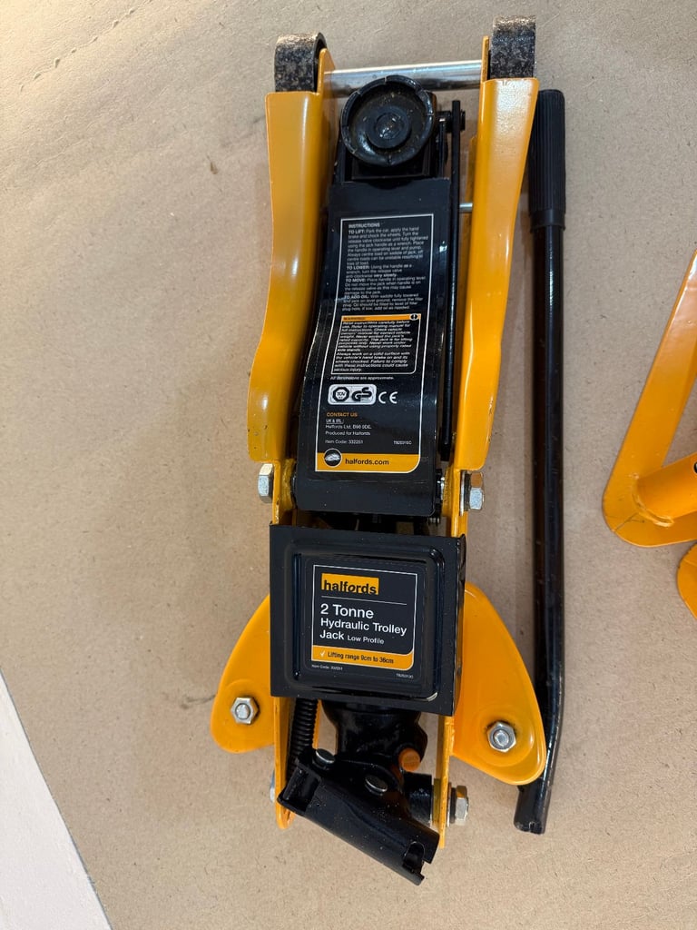 Low profile trolley jack and axle stands 2 tonne