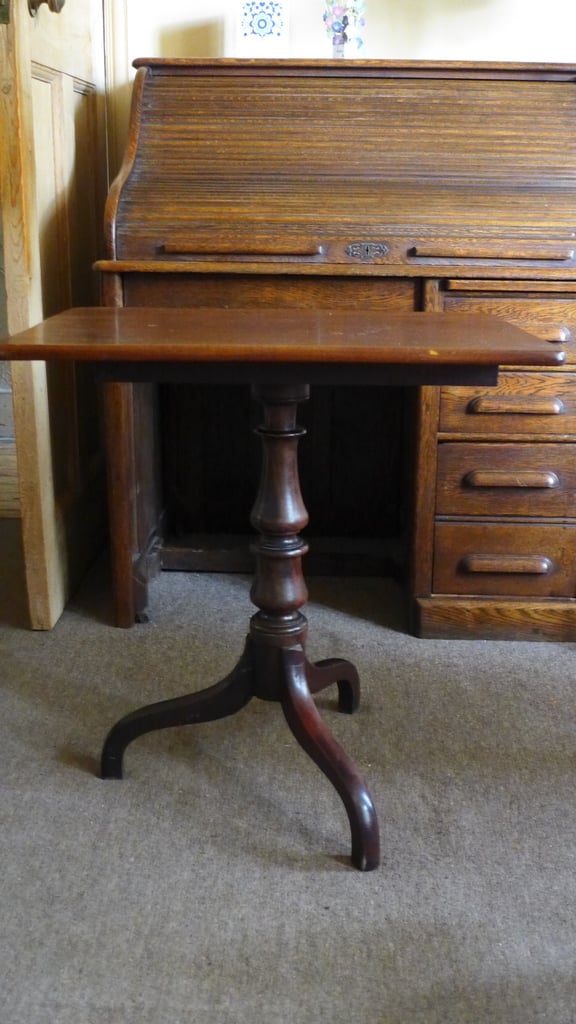 image for VINTAGE ANTIQUE VICTORIAN EDWARDIAN PERIOD MAHOGANY TILT-TOP OCCASIONAL SIDE TABLE.