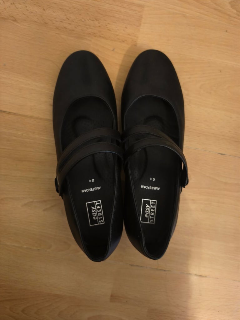 Black low-heel ballet flats