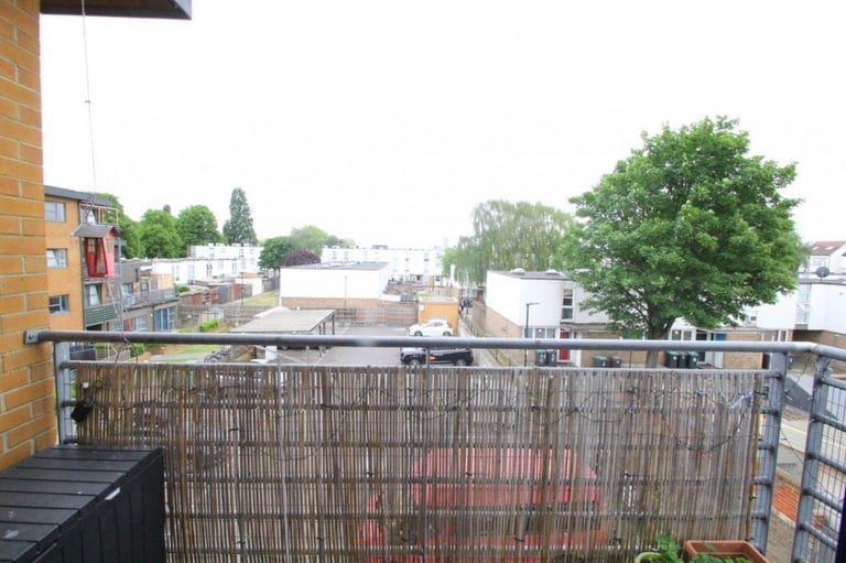 Hane Estate Agents offer a 1 bedroom 2nd floor flat within a modern block with lift access