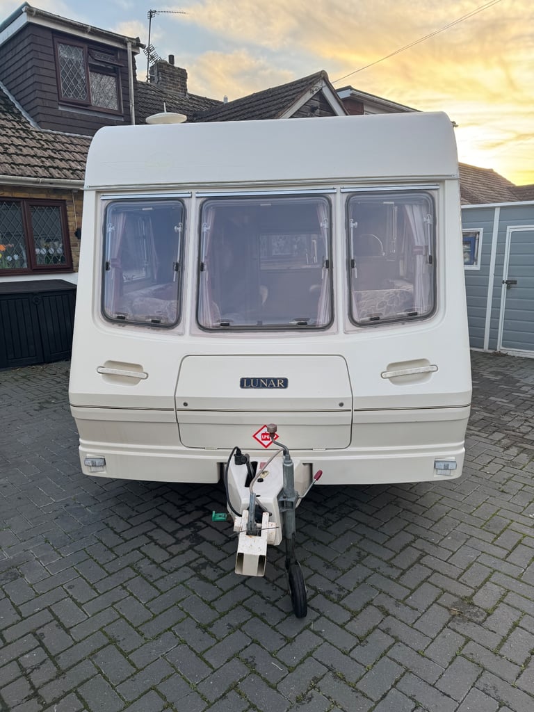 1998 Lunar Solar 465-5 Berth Caravan, Full Size Awning, Double Dinette Family Layout.