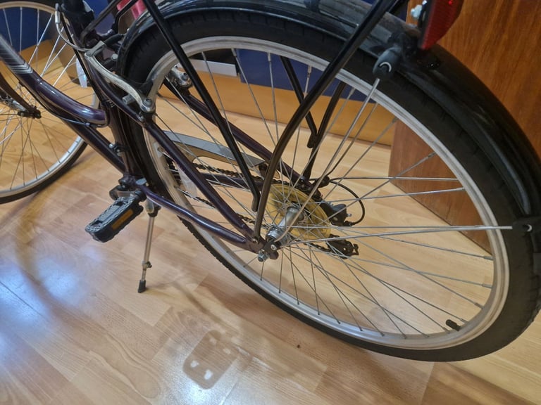 Apollo Elyse Women's Hybrid Bike. 16" Frame 700C Wheels. 21 Speed, in VGC
