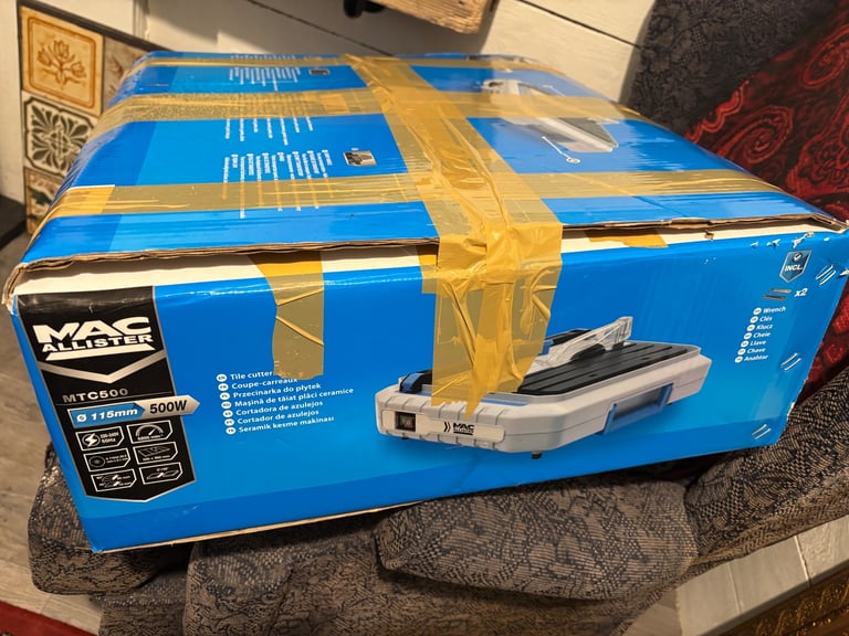 Tile cutting machine