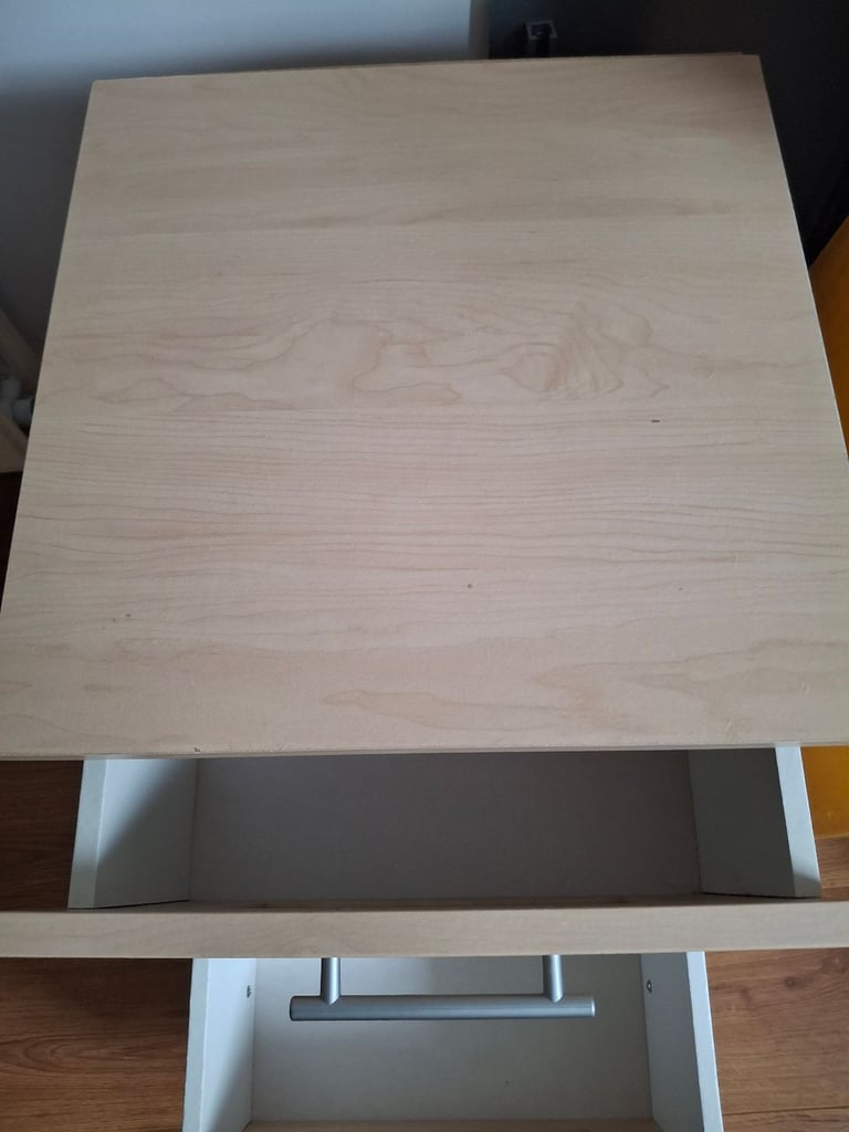 2 x 2 Bedside Chest of Drawers/Tables in new,immaculate condition.Not being used.£30 the pair