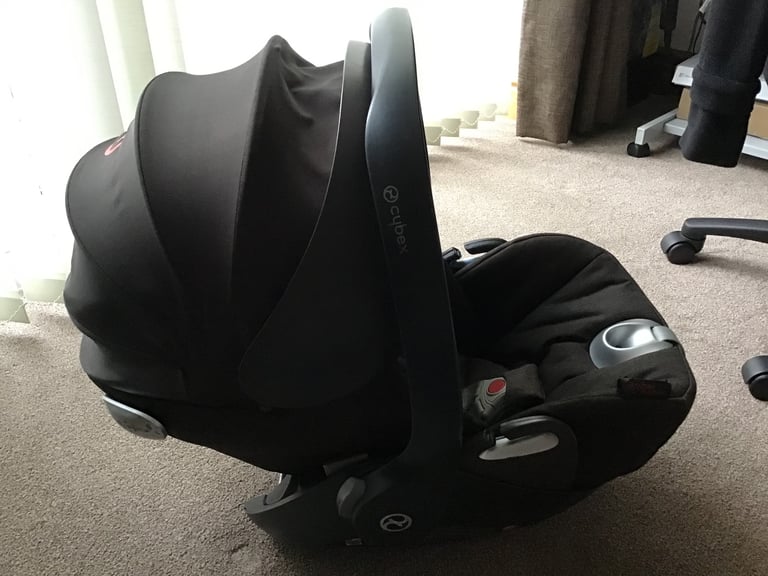 Cybex Cloud Q Car Seat in Dessert Khaki colour and isoFix base