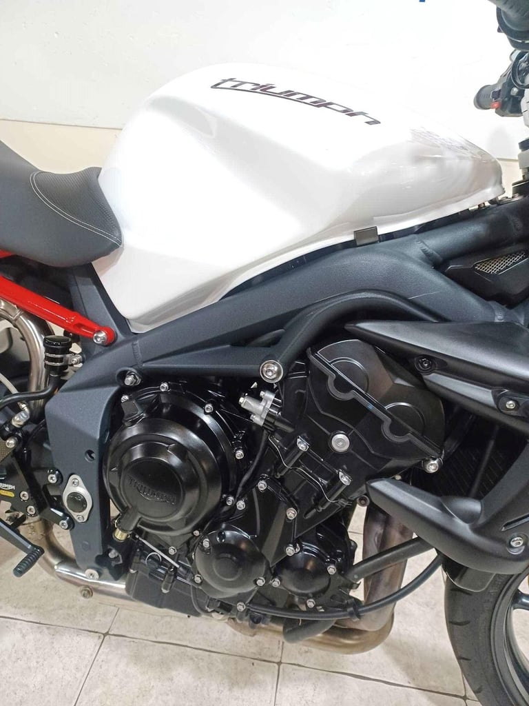 Triumph Street Triple 675-R 61-REG ONLY 411 DRY MILES WITH EXTRAS £5399.OTR