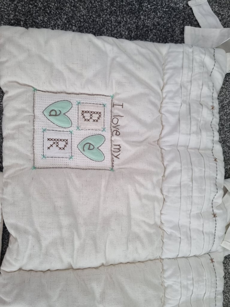 Full nursery set with rug. 