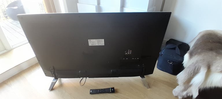 JVC 49 inch Ultra HD TV with remote (LT-49c860)