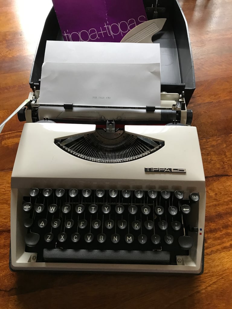 Manual Typewriter With Carry Case & Instruction Manual