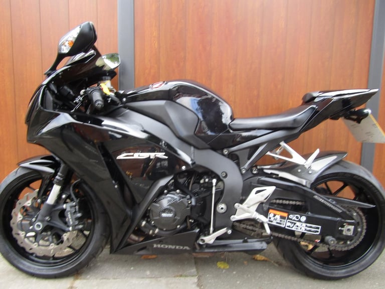 HONDA CBR 1000 RR *2017 * MODEL * AMAZING CONDITION * 9300 MILES *