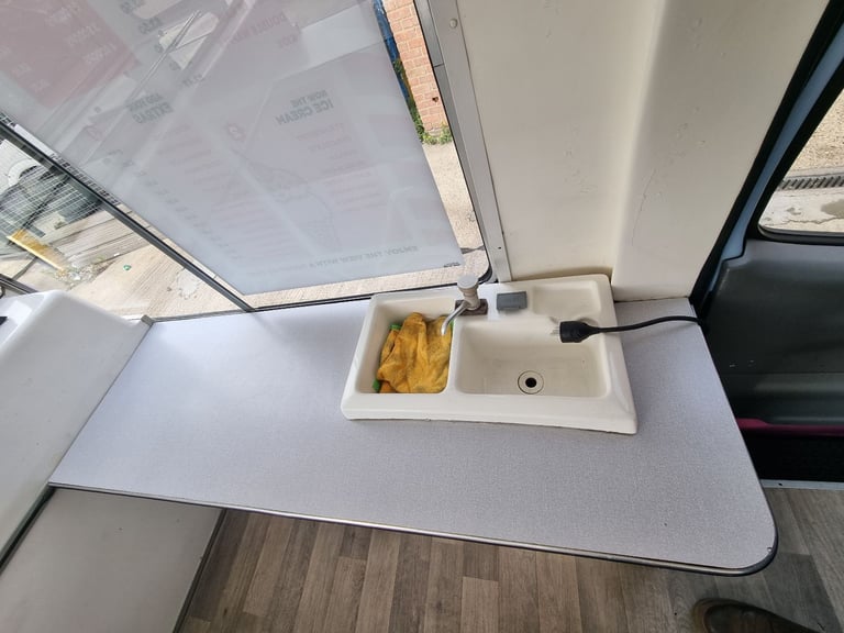 Ford, TRANSIT 100 SWB, Panel Van, 2000, 2496 (cc)