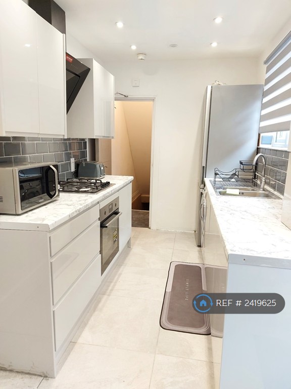 1 bedroom in Institute Road, Chatham, ME4 (#2419625)