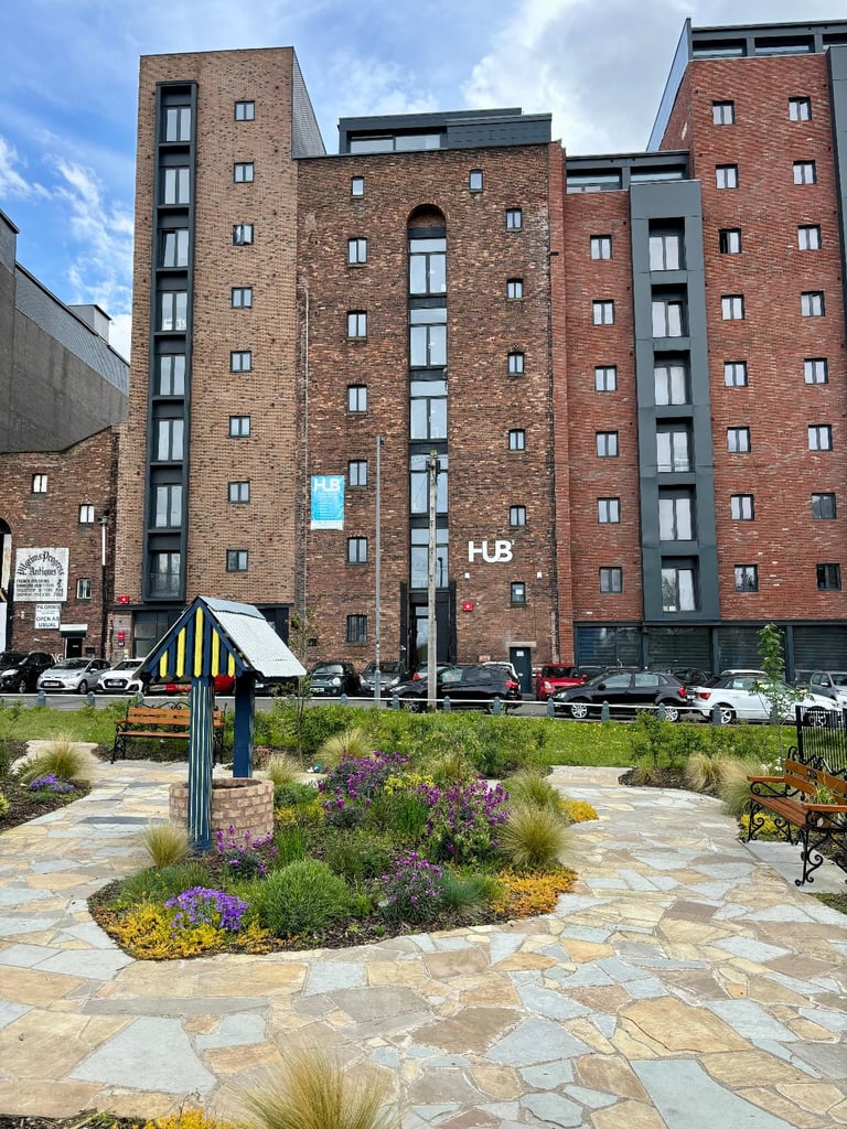 Liverpool, L1 - 40 Desks Furnished, Utility bills & internet included.