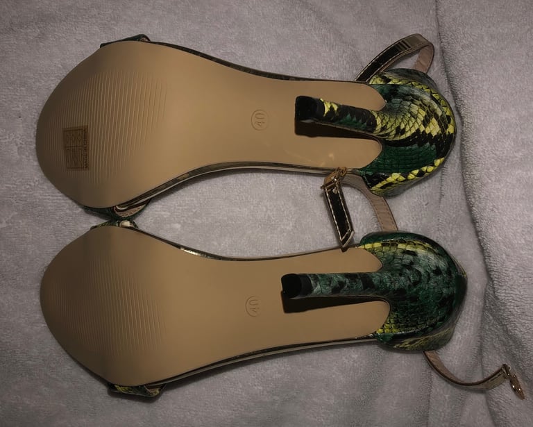 image for Shein green n  gold heel Strapy 