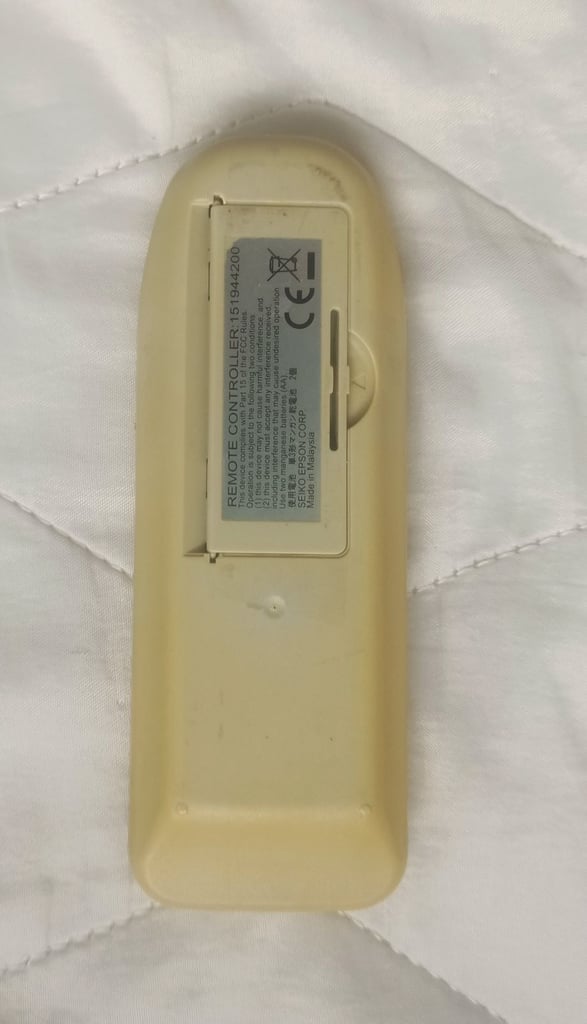 Epson LCD Projector model H353B with original remote control and power cable FAULTY