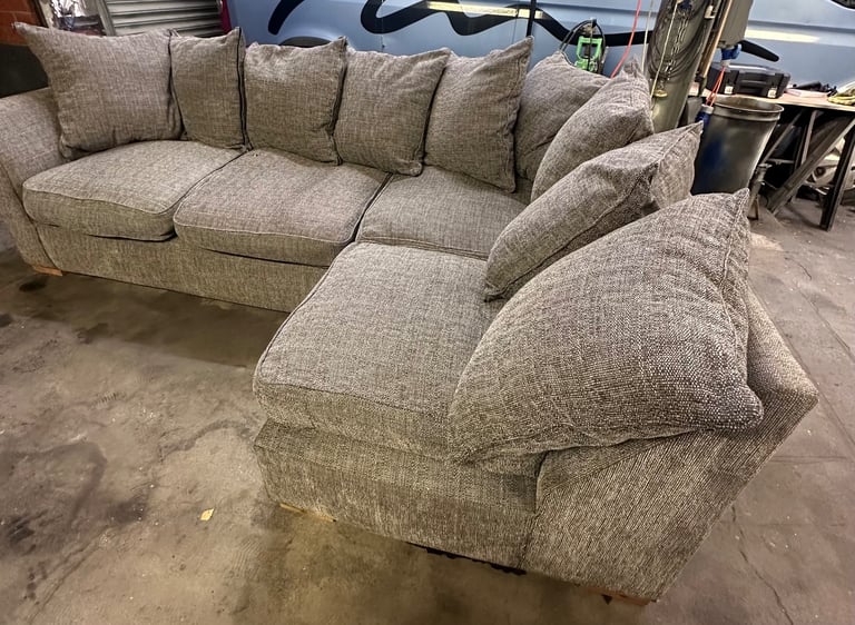 L shaped corner sofa (FREE DELIVERY) 