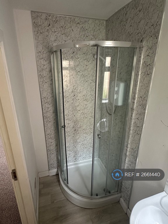 1 bedroom flat in Market Place, Sutton-In-Ashfield, NG17 (1 bed) (#2661440)