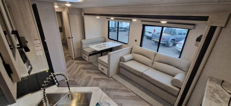 Brand New Forest River East To West Della Terra 323QB American Caravan 5th Wheel
