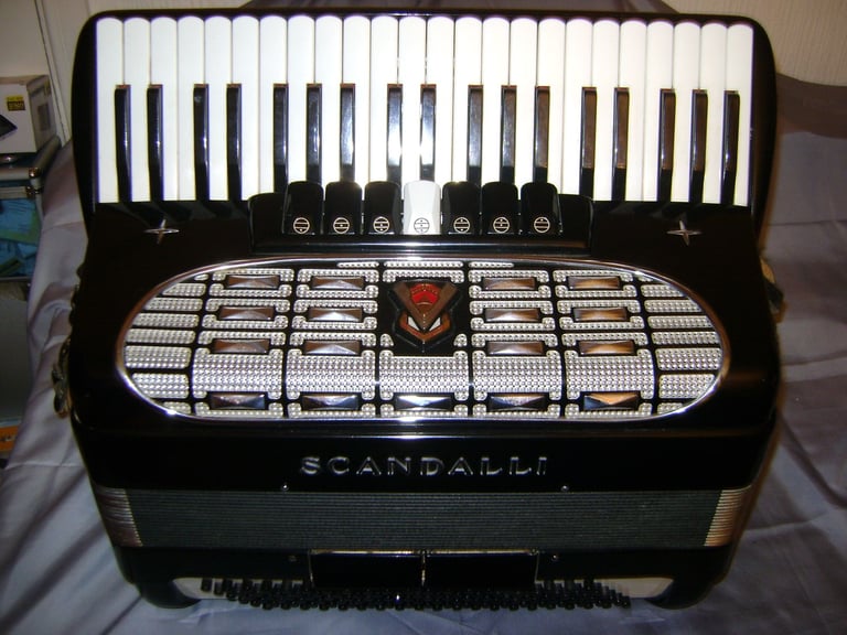 image for SCANDALLI 120 BASS ACCORDION NEEDS WORK