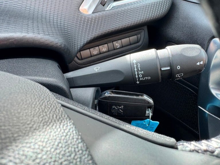 Peugeot 2008 1.2 PureTech Allure SUV 5dr Petrol Manual Euro 6 (82 ps)