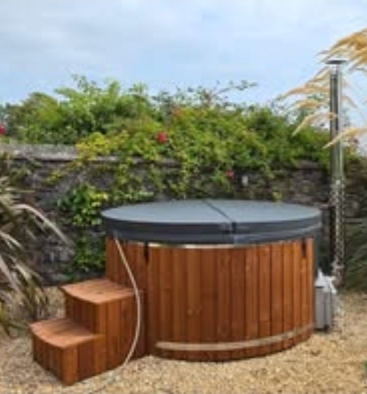Wood-fired hot tub with Thermo Wood cladding AISI316
