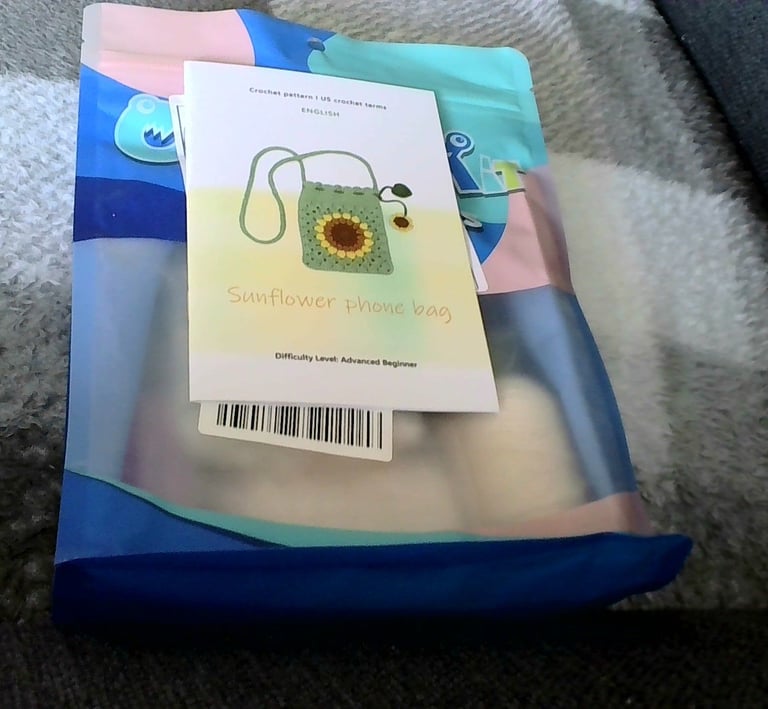 WALL CLOCK, CROCHET KIT, USB FRIDGE FOR 1 CAN, MINIATURE RADIO