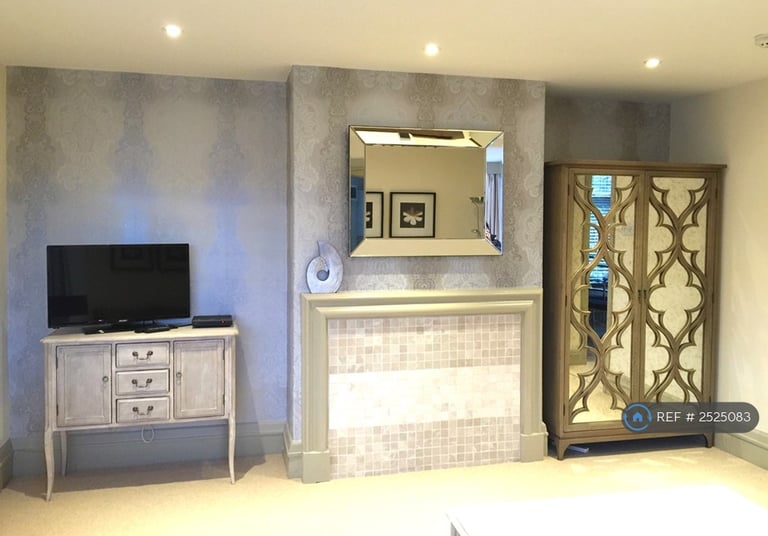 1 bedroom flat in Langcliffe Avenue East, Harrogate, HG2 (1 bed) (#2525083)