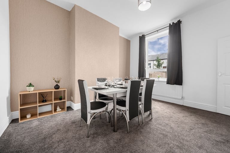 Cozy 3 BR House in Manchester | Parking, Kitchen