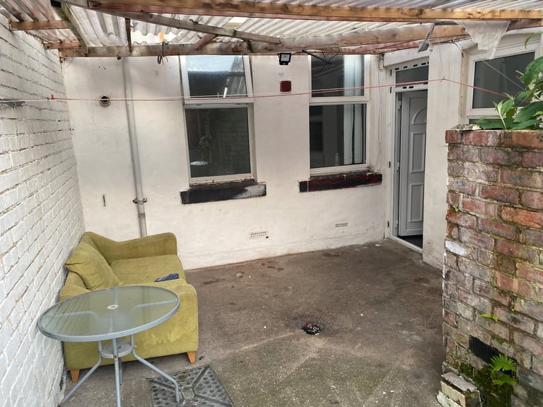 1 bedroom ground floor apartment 