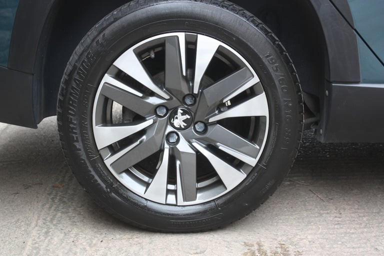 PEUGEOT 2008 1.2 PureTech Allure Premium 2019