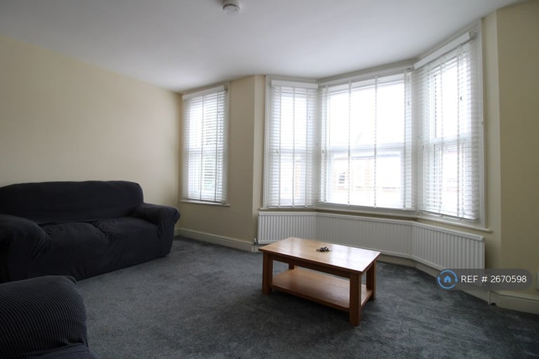 3 bedroom flat in Kellino Street, London, SW17 (3 bed) (#2670598)