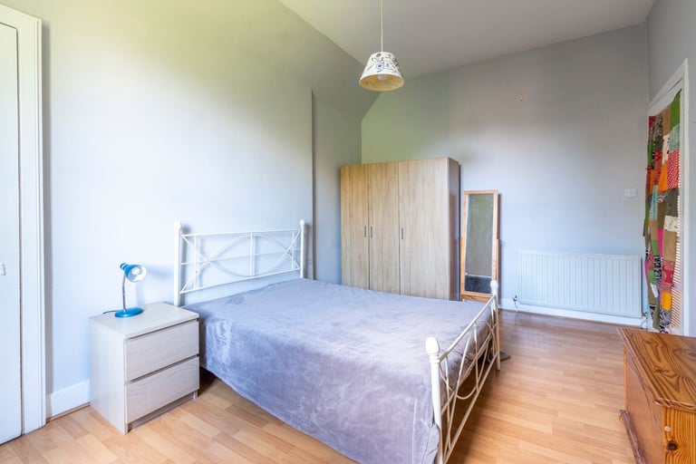 Fantastic, 2 bedroom, 2nd floor flat near the Meadows – available November