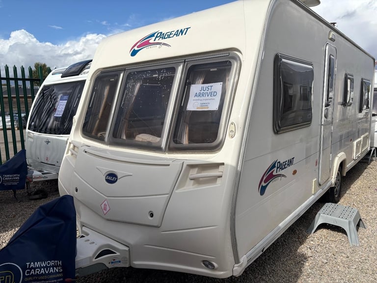  BAILEY PAGEANT BURGUNDY -FIXED BED CARAVAN WITH CORNER WASHROOM & MOTORMOVER
