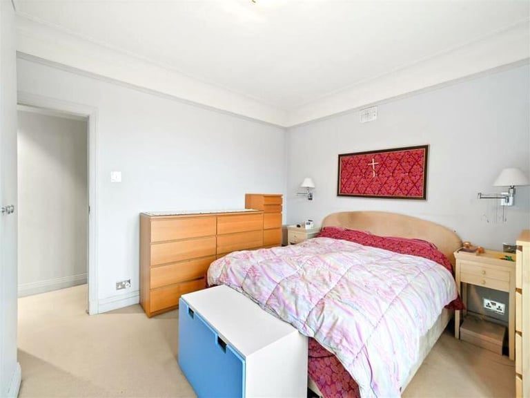 🌟 Bright and spacious room available in the vibrant area of Canning Town