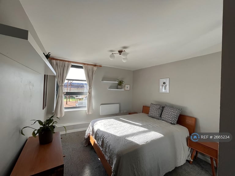 1 bedroom flat in Commercial Road, London, E14 (1 bed) (#2665234)