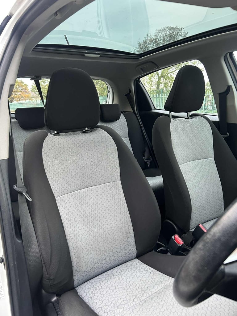 2011 Toyota Yaris 1.33 VVT-i T Spirit 5dr-10 service stamps HATCHBACK Petrol Manual